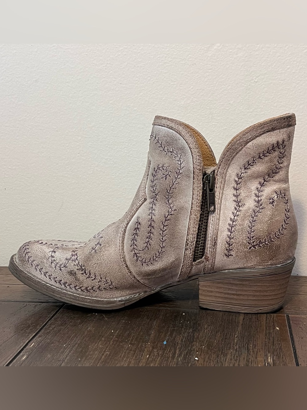 Sterling River Western Embroidered Distressed Booties Womens 8.5 - Picture 8 of 10